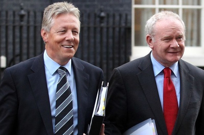 Dhá choiscéim chun tosaigh, coiscéim amháin ar gcúl