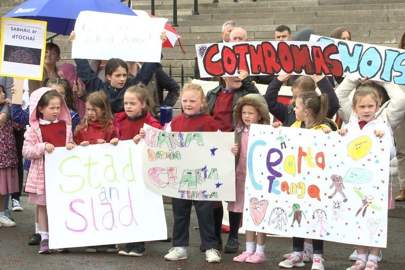 Aonaid Chothaithe do Ghaelscoileanna tarraingthe siar ag an Roinn Oideachais