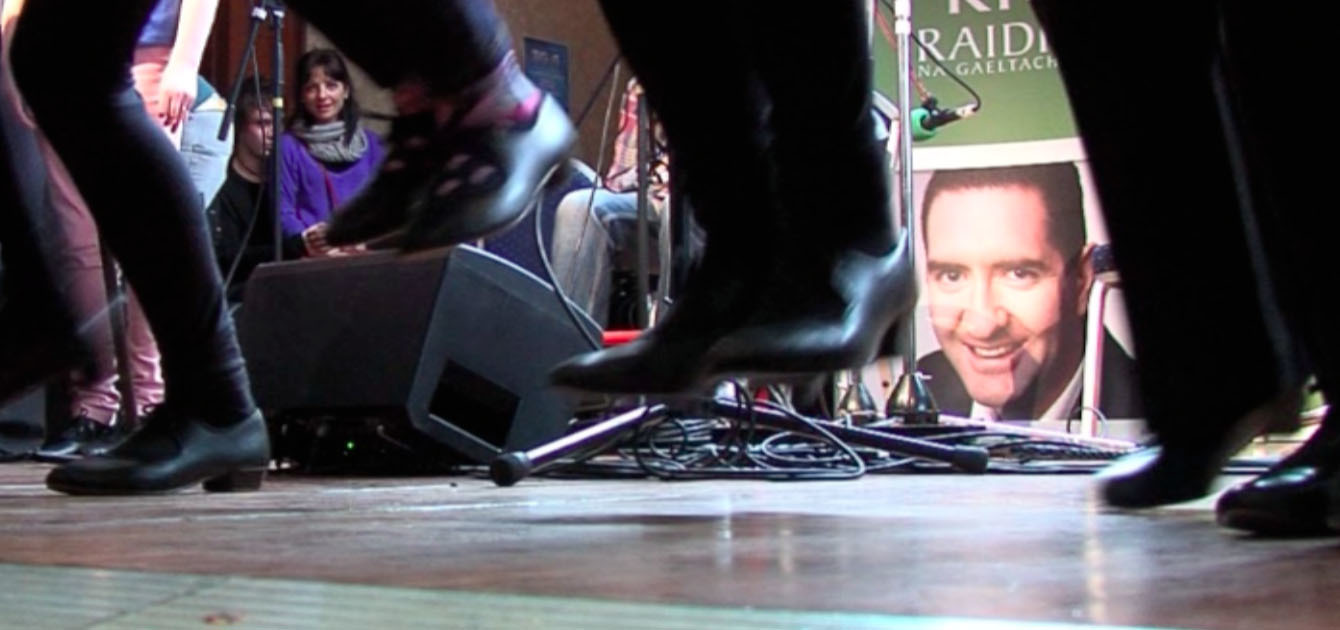 Ar an imeall ag Oireachtas na Samhna