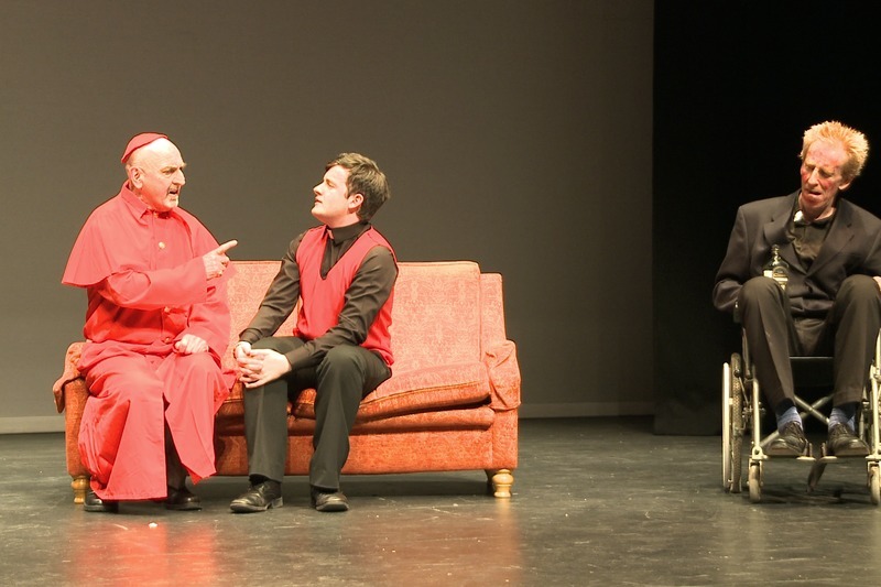 Scéal an Athar Ted léirithe ag Aisteoirí na hÓmaí