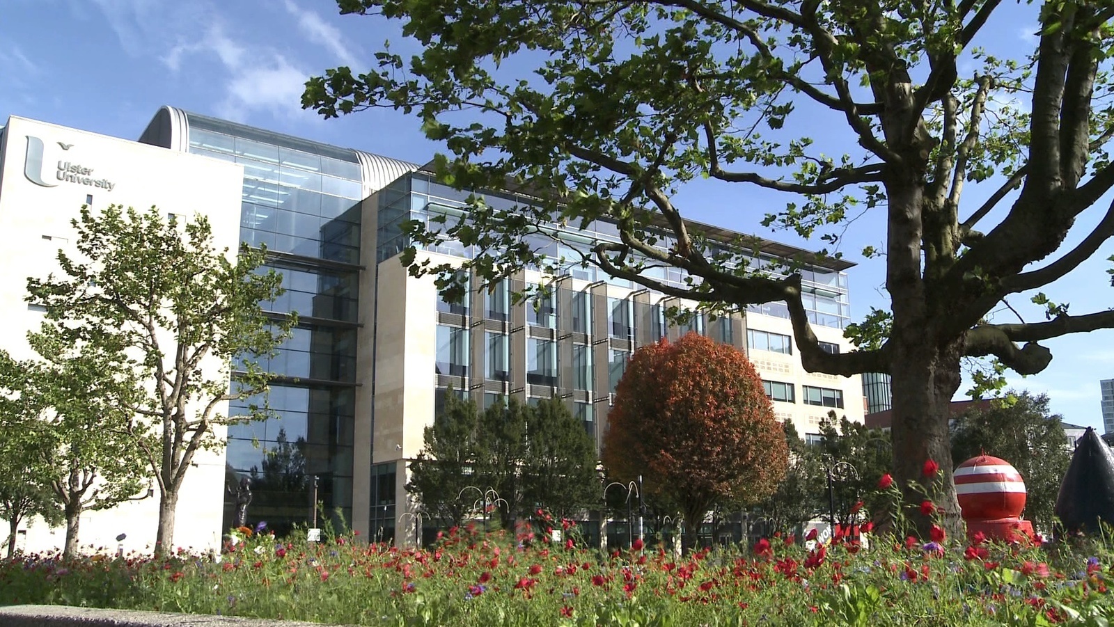 Ciorrú ar líon na spásanna ar bhunchéim Ghaeilge Ollscoil Uladh