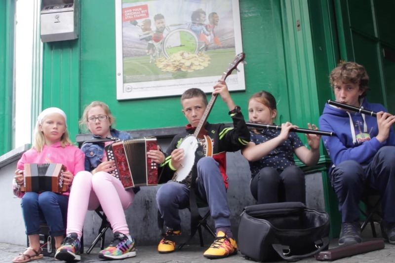 Fleadh Cheoil na hÉireann faoi lán seoil in Inis!