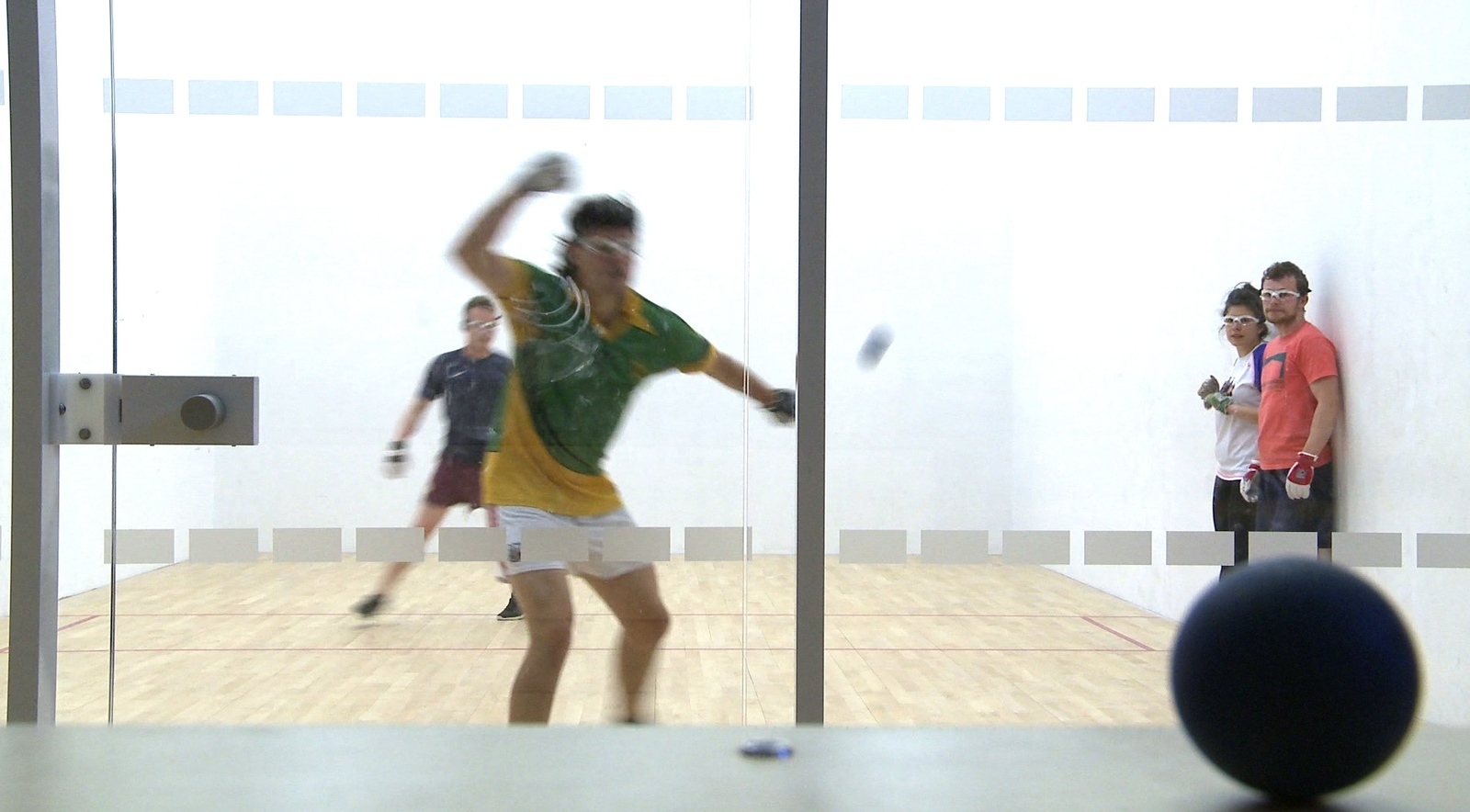 Liathróid Láimhe Loch Lao ag lorg baill úra