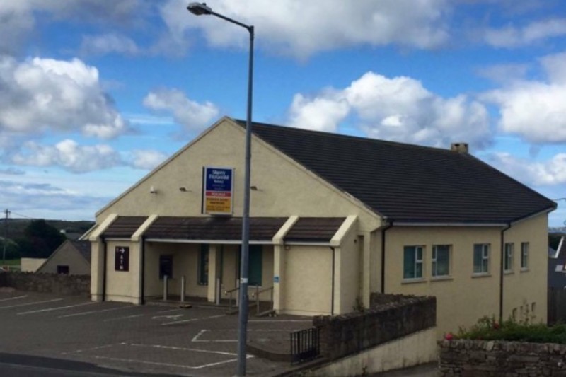 Tairiscint €1 déanta ag grúpa pobail ar sheanfhoirgneamh AIB i nGaoth Dobhair