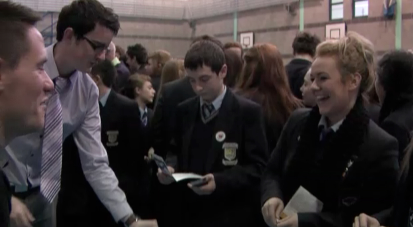 Gairmeacha le Gaeilge i Machaire Rátha