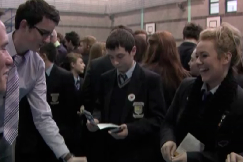 Gairmeacha le Gaeilge i Machaire Rátha