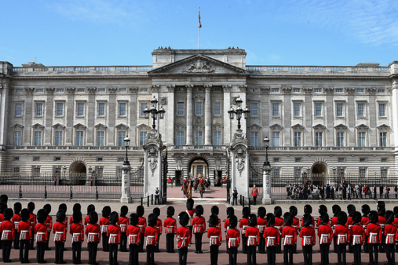 Canna péisteanna Phálás Buckingham?