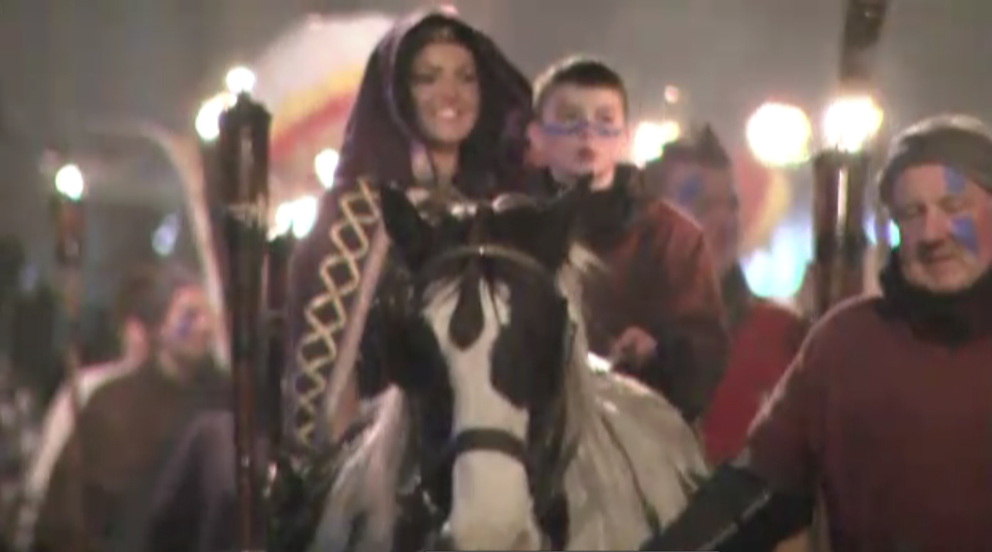 Grúpa Máirséala na Táine ag Féile Shoilse Dhún Dealgan