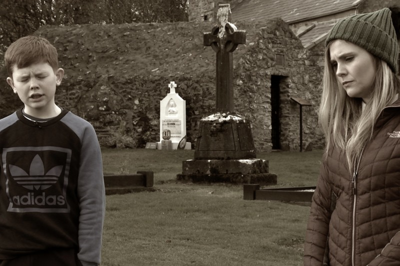 An tseachtain seo ar www.meoneile.ie cuireann muid tús le sraith úr cheoil darb ainm ‘Glórthaí Uladh’.   Sa tsraith seo beidh muid i gcuideachta amhránaithe de bhunadh Chúige Uladh agus iad i mbun amhránaíochta ar an stíl sean-nòis. Bheirfidh na ceoltóirí ar leith seo léargas ar a gceantar dúchais dúinn agus foghlaimeoidh muid faoin stair agus an oidhreacht a bhaineann le cuid de na hamhráin sean nóis is clúití in Ultaibh.   An tseachtain seo tá muid in Ard Mhacha Theas agus muid i mbun comhra leis na hamhránaí aitheanta Bláithín Mhic Cana agus an t-amhránaí óg Piaras Ó Lorcáin a sciob leis an chéad duais i gcomórtas Sheosaimh Uí hÉanaigh ag Oireachtas na Samhna 2016.  San éagran seo tá Bláithín agus Piaras ag déanamh cur síos ar an tamhrán ‘A Shéamuis Mhic Mhurchaidh’ agus 'Oíche Fá Fhéile Bhríde' agus oidhreacht shaibhir cheantar Oirialla.