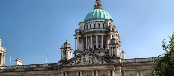 Bógfaidh ceist na mbratacha ar aghaidh