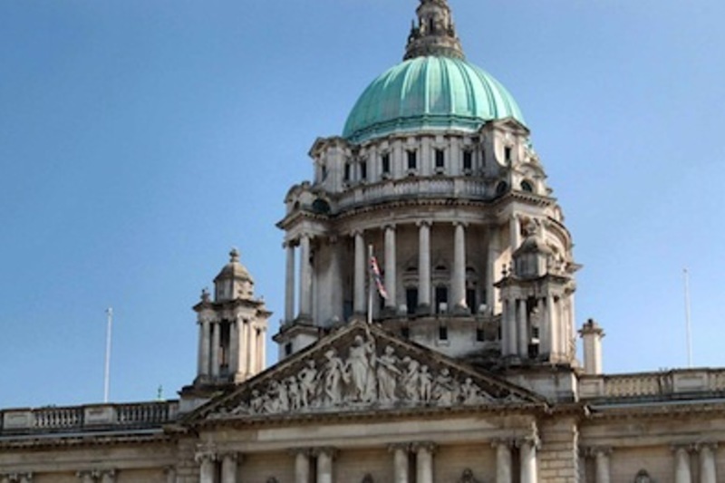 Bógfaidh ceist na mbratacha ar aghaidh