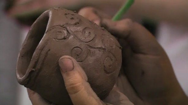 An tSeandálaíocht á cur i dtreo na hóige i mBéal Feirste