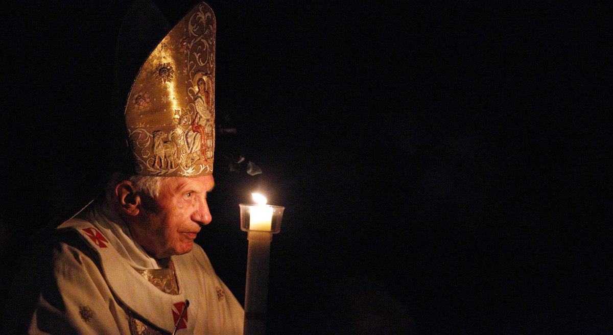 Ceisteanna go leor faoi, agus ar, an iar-Phápa