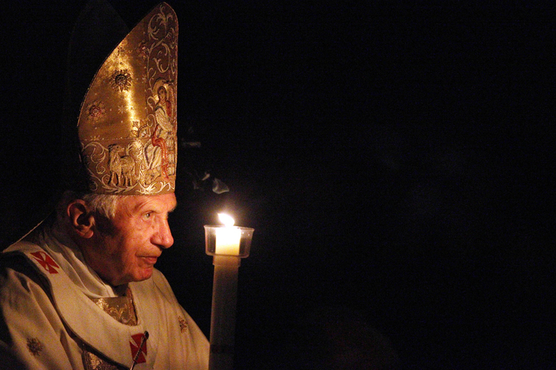 Ceisteanna go leor faoi, agus ar, an iar-Phápa