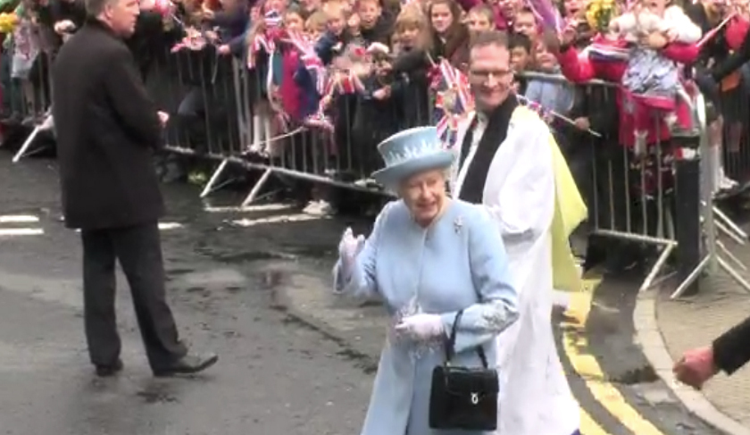 Eilís II, Inis Ceithleann agus an croitheadh láimhe