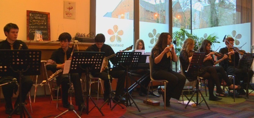 Banna Céilí Loch Lao ag seinm ag Ollscoil na Ríona