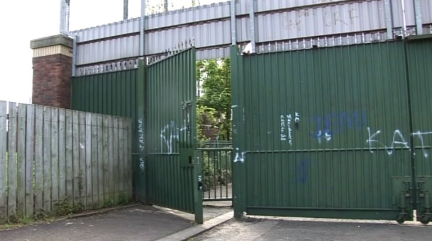 Slán á fhágáil leis na ballaí síochána?