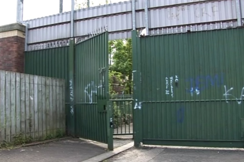 Slán á fhágáil leis na ballaí síochána?