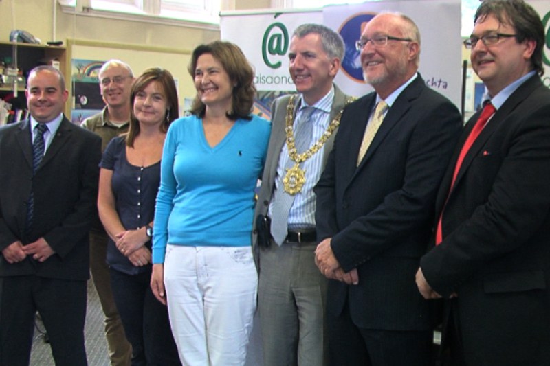 An tÁisaonad ag ceiliúradh 15 bliain ach neamhchinnteacht ann faoin todhchaí