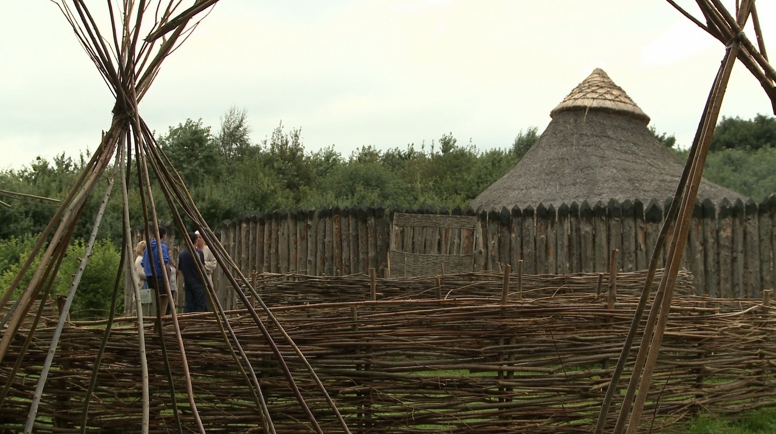 Aip dhátheangach d'Eamhain Mhacha