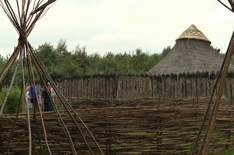 Aip dhátheangach d'Eamhain Mhacha