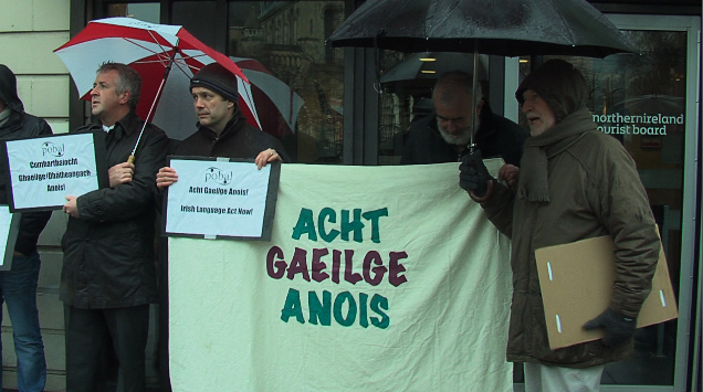 Picéad ag Oifigí Bhord Turasóireachta Thuaisceart Éireann faoin chosc ar Chomharthaíocht Ghaeilge