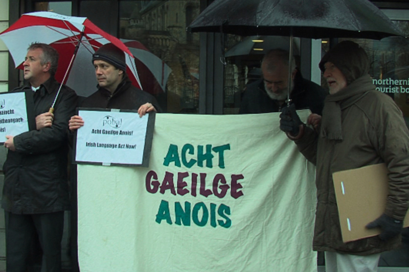 Picéad ag Oifigí Bhord Turasóireachta Thuaisceart Éireann faoin chosc ar Chomharthaíocht Ghaeilge