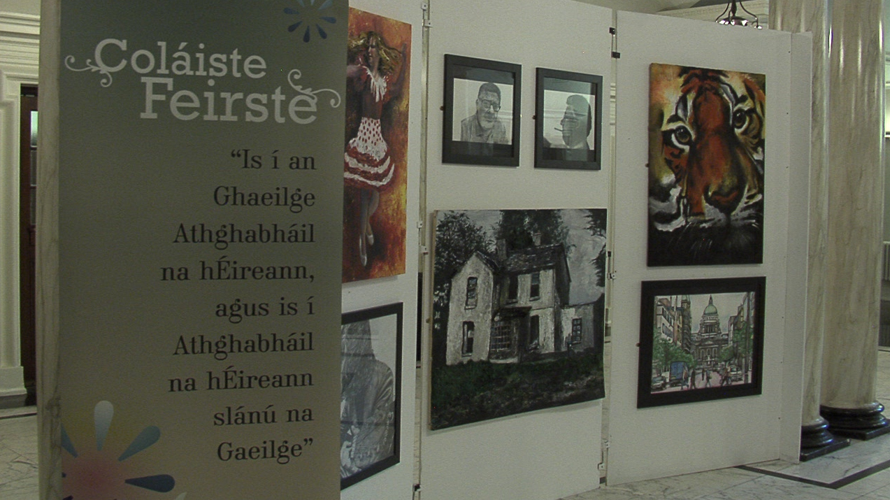 Taispeántas Ealaíne Choláiste Feirste i Halla na Cathrach