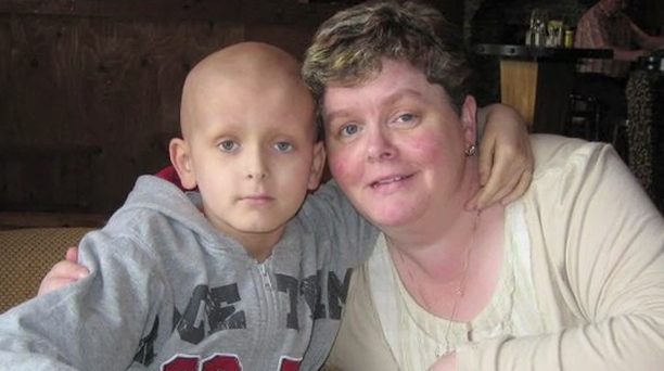 Tríd an Dorchadas - Mary Logue