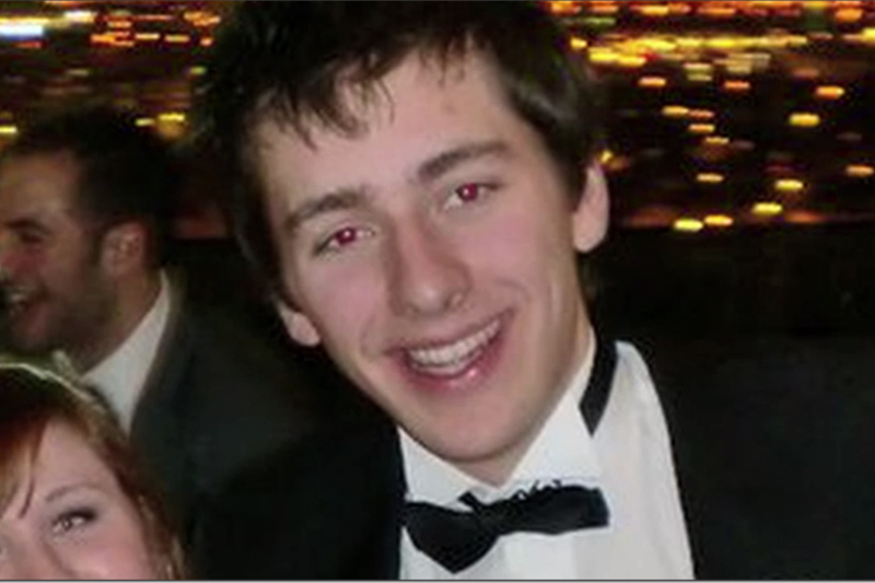 Tríd an Dorchadas - Pádraig Schäler