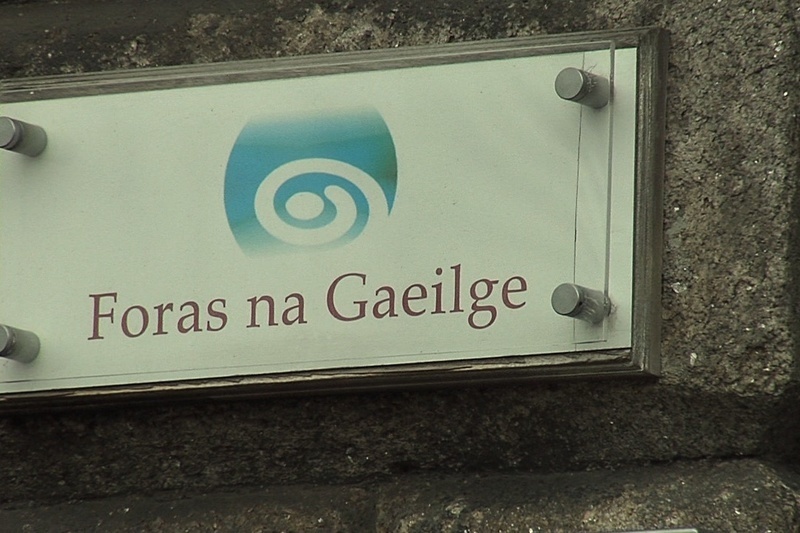 Deireadh le heagrais Ghaeilge ach an Foras beo i gcónaí