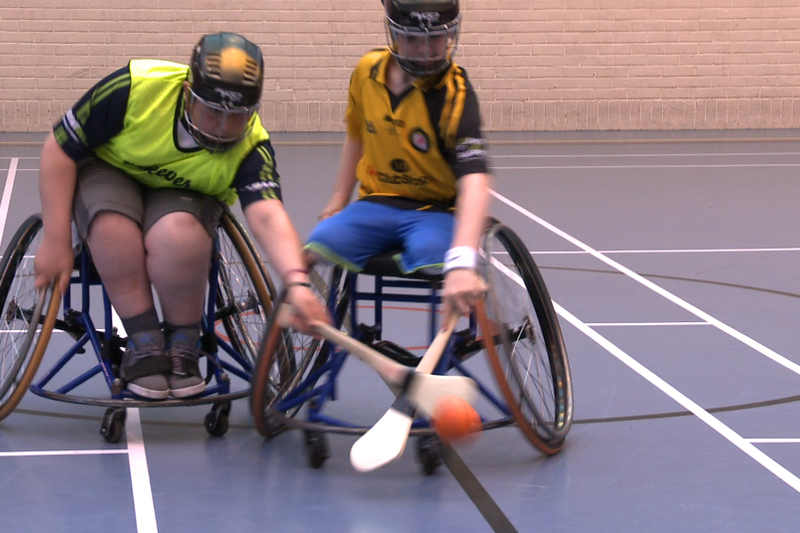 Ag iomáint i gcathaoir rothaí