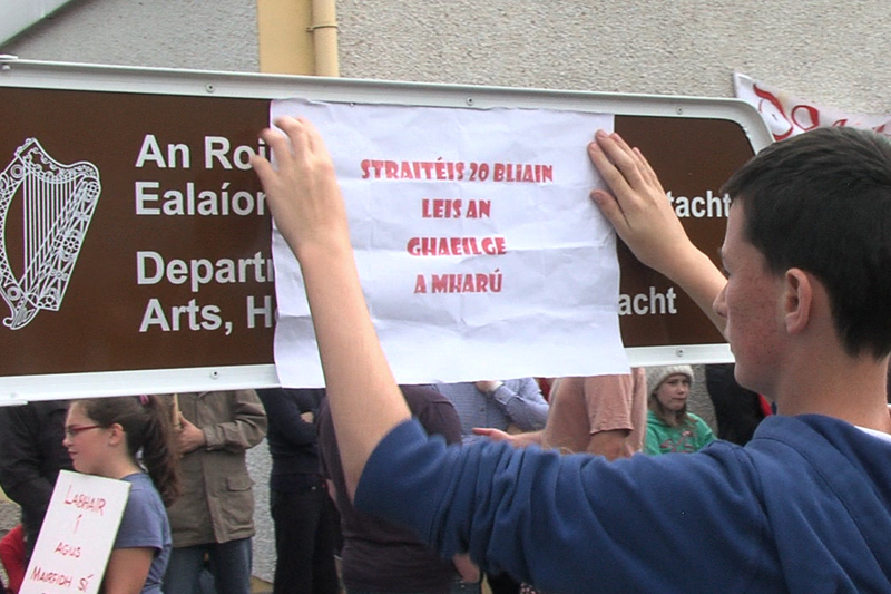 Agóid faoin Aire Stáit Gaeltachta gan líofacht sa Ghaeilge