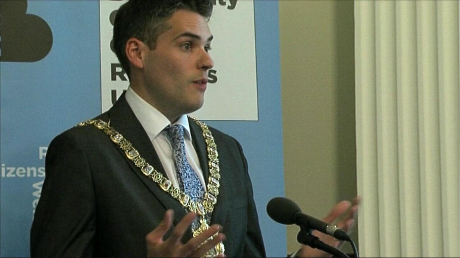 Treoirleabhar logainmneacha Bhéal Feirste seolta ag an Ardmhéara