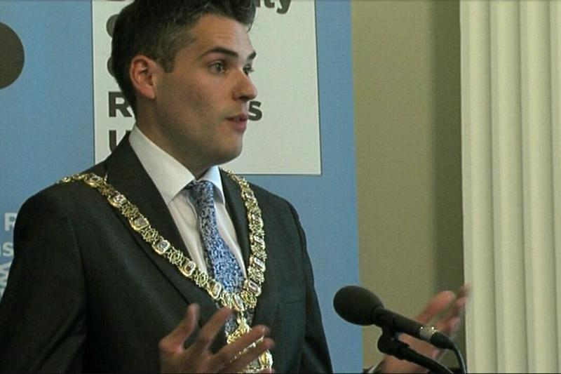 Treoirleabhar logainmneacha Bhéal Feirste seolta ag an Ardmhéara