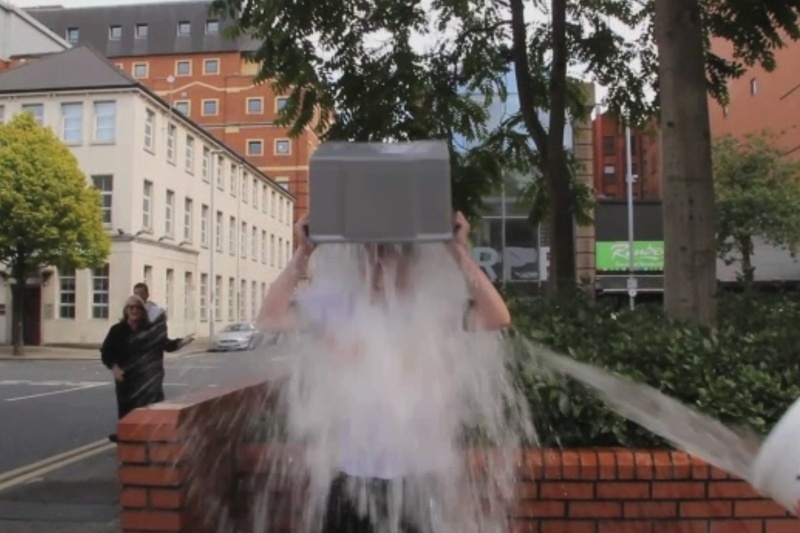 ‘Ice Bucket Challenge’ - fliuchadh foirne!