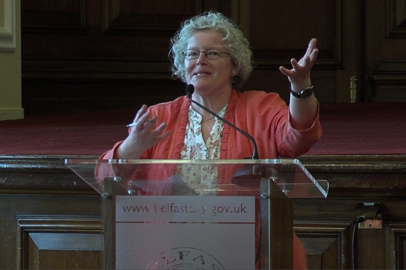 Cuntas ón phobal ar stair shóisialta na dtrioblóidí