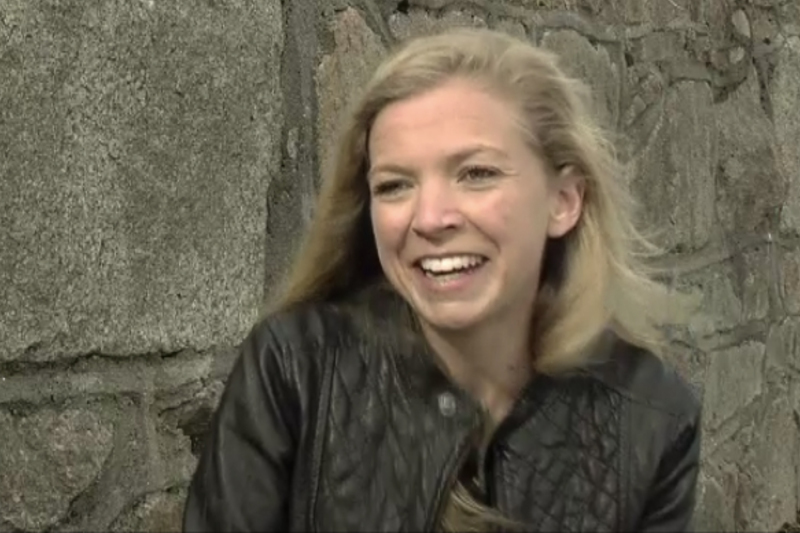 Aisteoireacht trí Ghaeilge