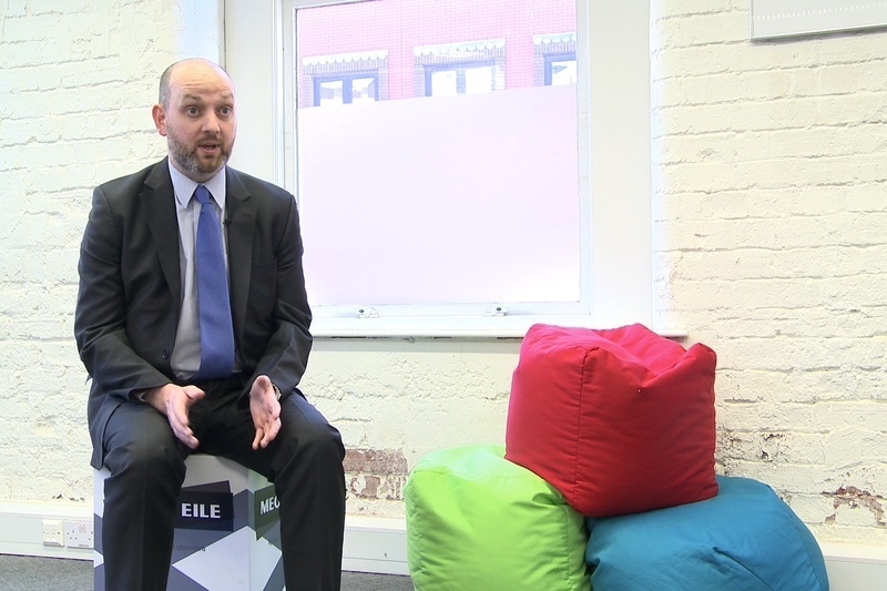 An bhfuil soineantacht na hóige á creimeadh sa domhan digiteach?