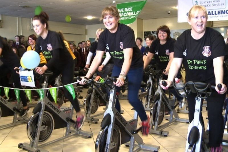 Ardscoil Naomh Pól ag rothaíocht ar son Ailse