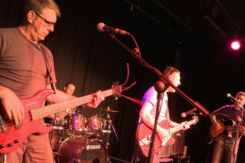 Rac-cheol Rís ag réabadh na bhFál