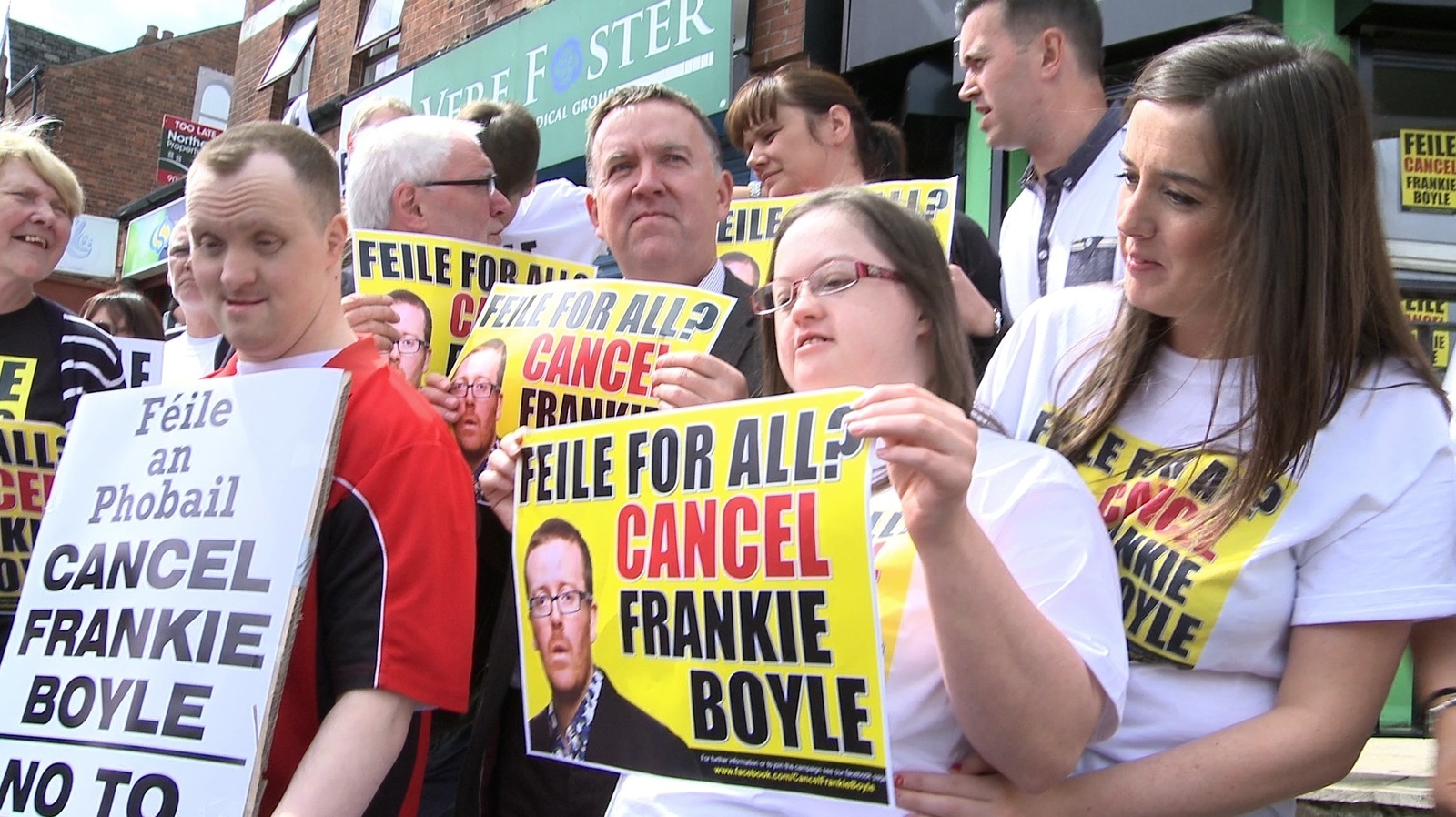 Agóid i gcoinne Frankie Boyle ag Féile an Phobail