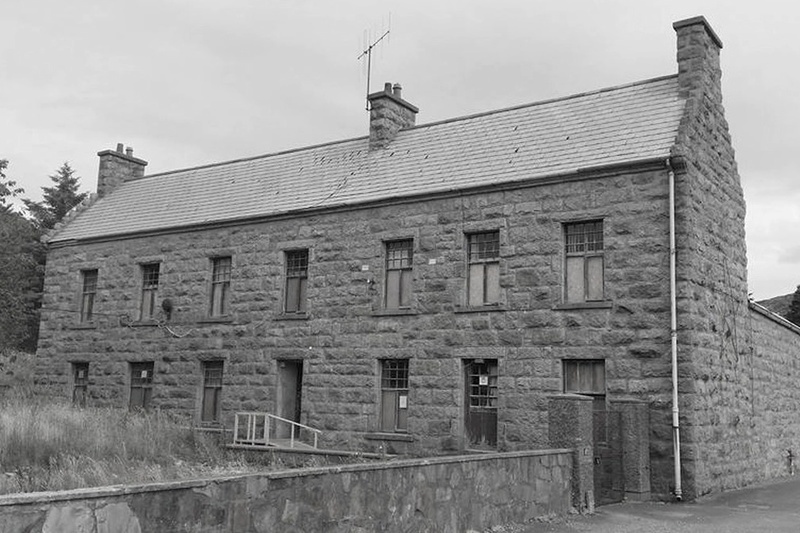 Súil siar ar mhonarcha Bhábóga Chroithlí