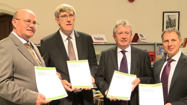 Treoir do ghobharnóirí Gaelscoile seolta ag an Aire Oideachais