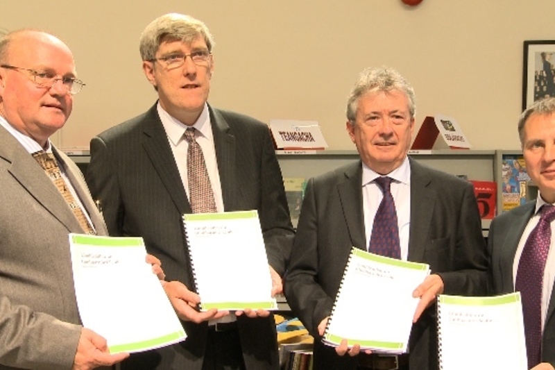 Treoir do ghobharnóirí Gaelscoile seolta ag an Aire Oideachais