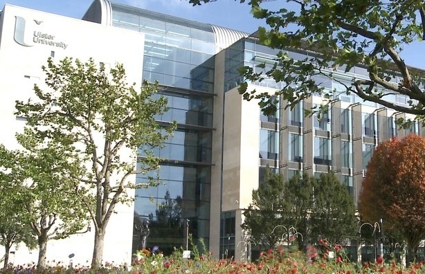 An tAire Farry ag staonadh ón phlé ar chiorrú na céime Gaeilge ag OU