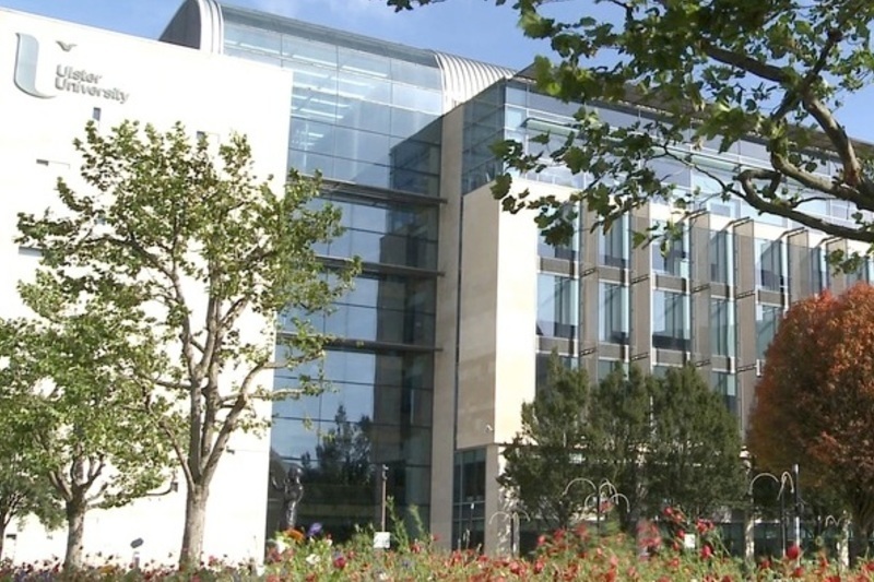 An tAire Farry ag staonadh ón phlé ar chiorrú na céime Gaeilge ag OU