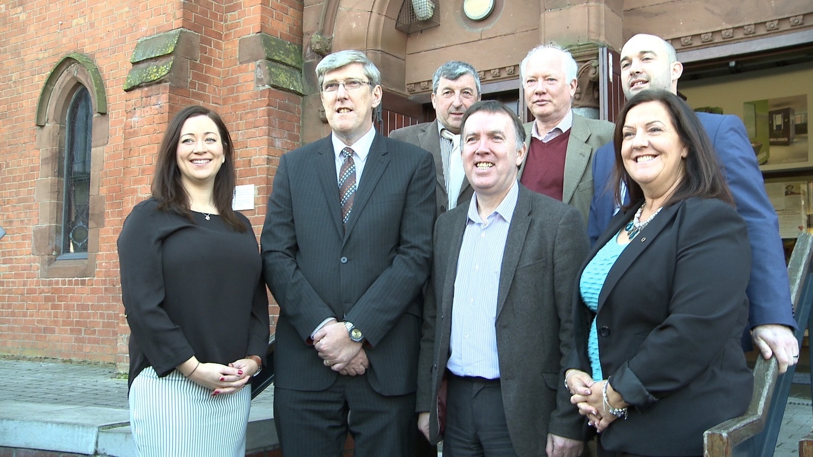 Stádas inbhuanaithe caipitil bronnta ar cheithre ghaelscoil