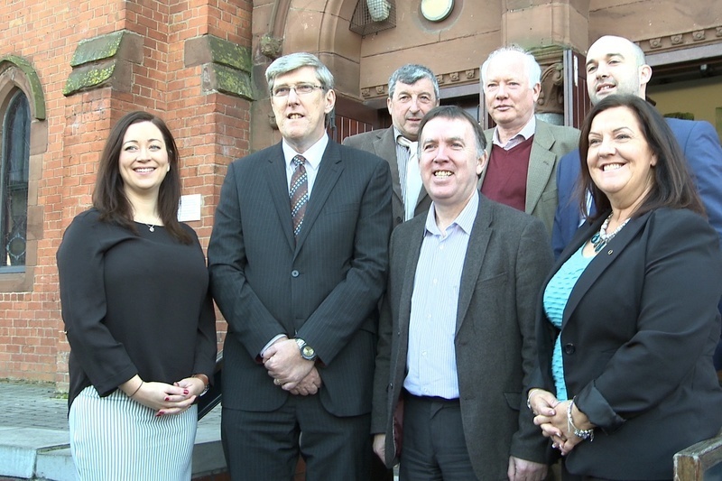 Stádas inbhuanaithe caipitil bronnta ar cheithre ghaelscoil