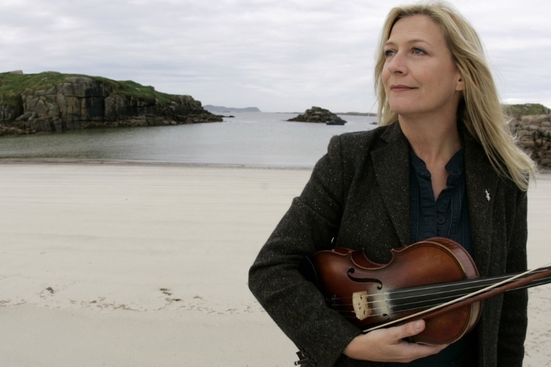 Ar chúl an cheamara - le Mairéad Ní Mhaonaigh